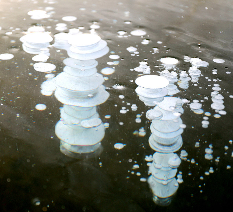 O lago congelado cria bolhas de gelo únicas