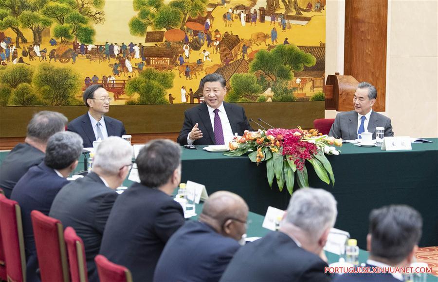 Xi se reúne com participantes estrangeiros no Fórum Internacional Imperial Springs e pede defesa do multilateralismo
