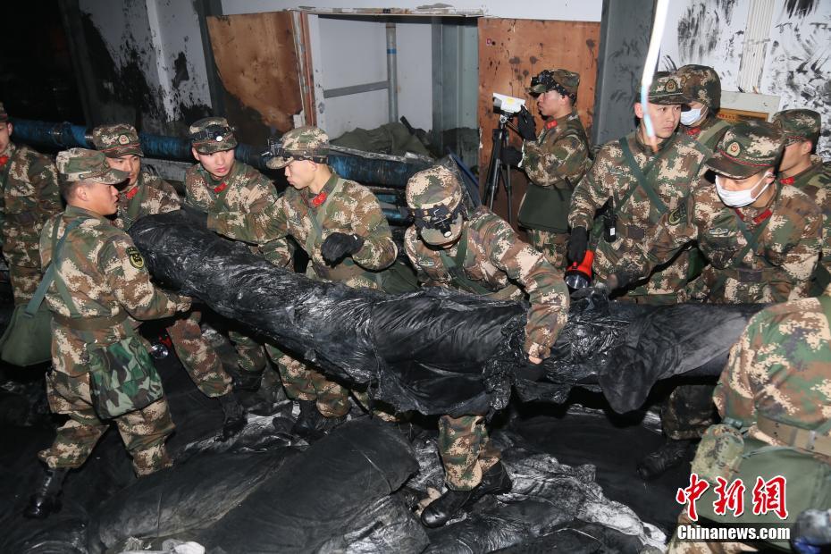 Colapso de tanque de resíduos deixa 4 mortos e 16 feridos na China