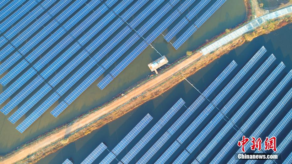 Insólito: Curso do rio abandonado na China transformado em usina de eletricidade fotovoltaica
 