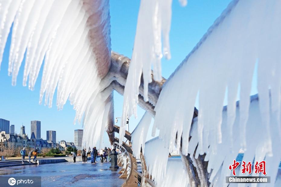 Costa de Dalian decorada com gelo