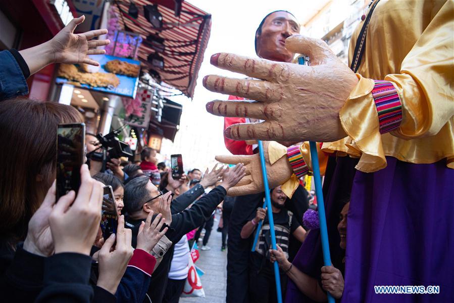 Desfile realizado para celebrar 20º aniversário do retorno de Macau à China
