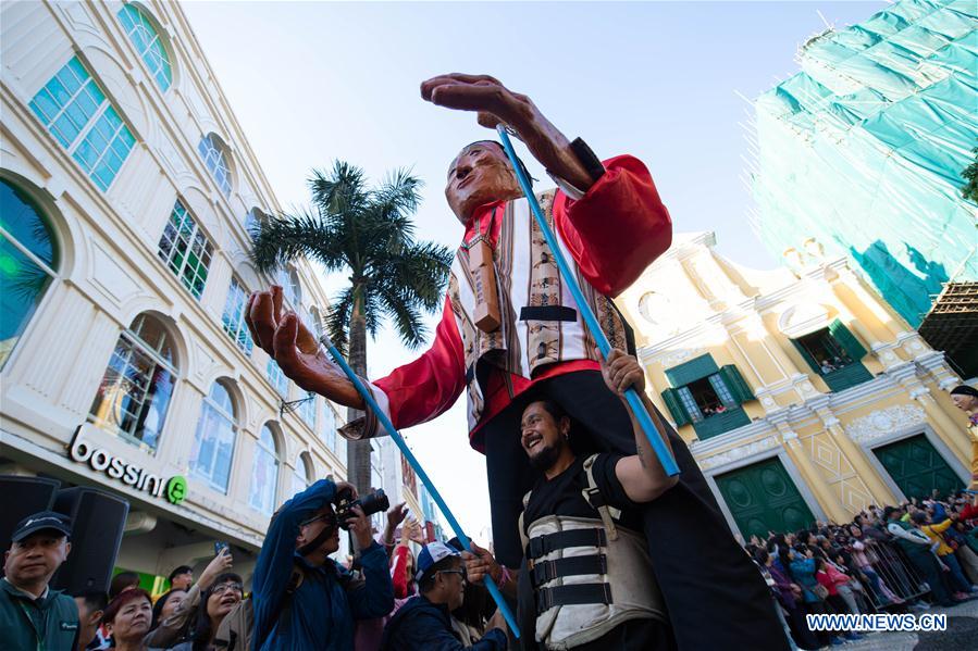 Desfile realizado para celebrar 20º aniversário do retorno de Macau à China