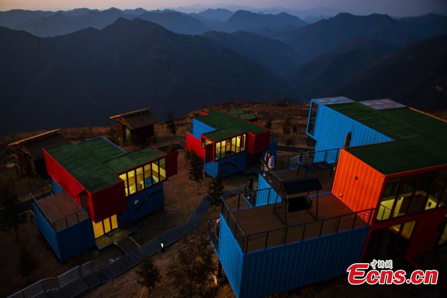 Insólito: hotel de “contêineres” construído no topo de montanha em Hubei