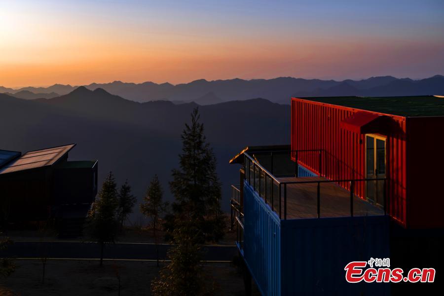 Insólito: hotel de “contêineres” construído no topo de montanha em Hubei