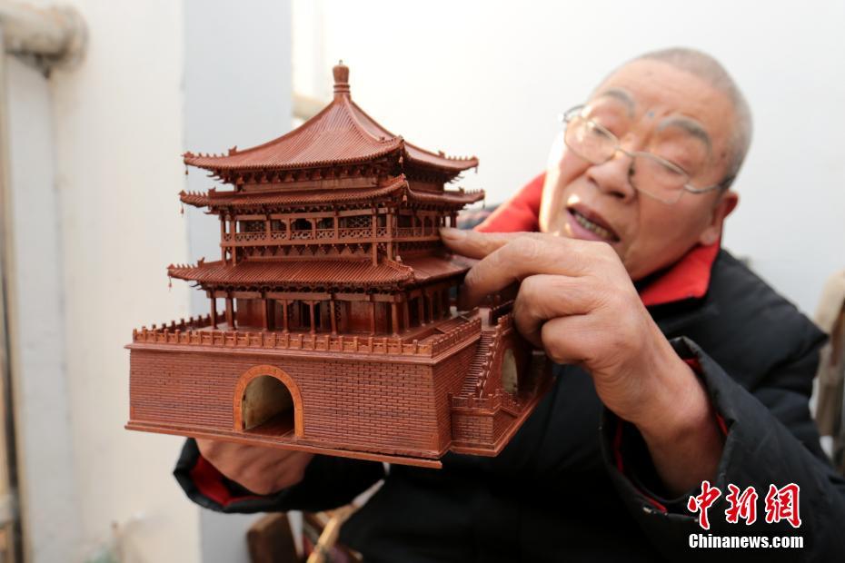 Carpinteiro aposentado constrói miniatura da cidade de Xi’an