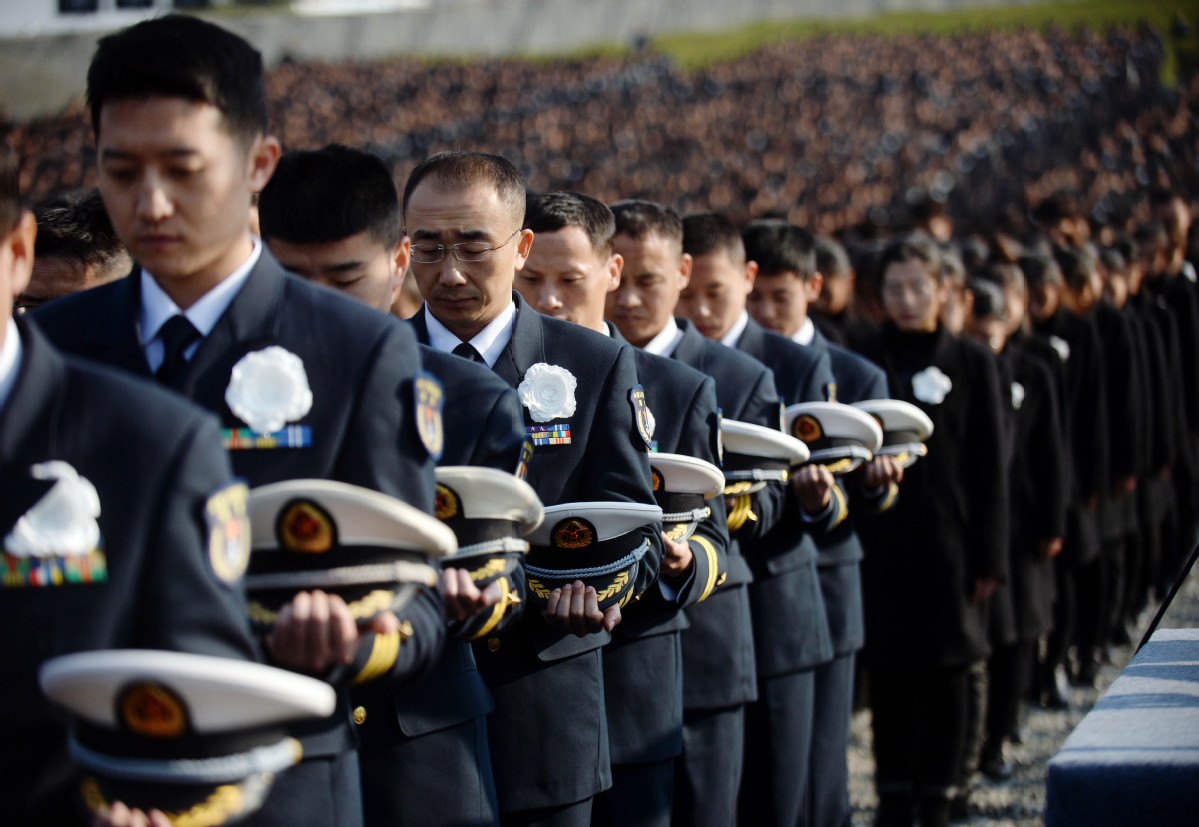 China iça bandeira a meia haste em memória das vítimas do Massacre de Nanjing