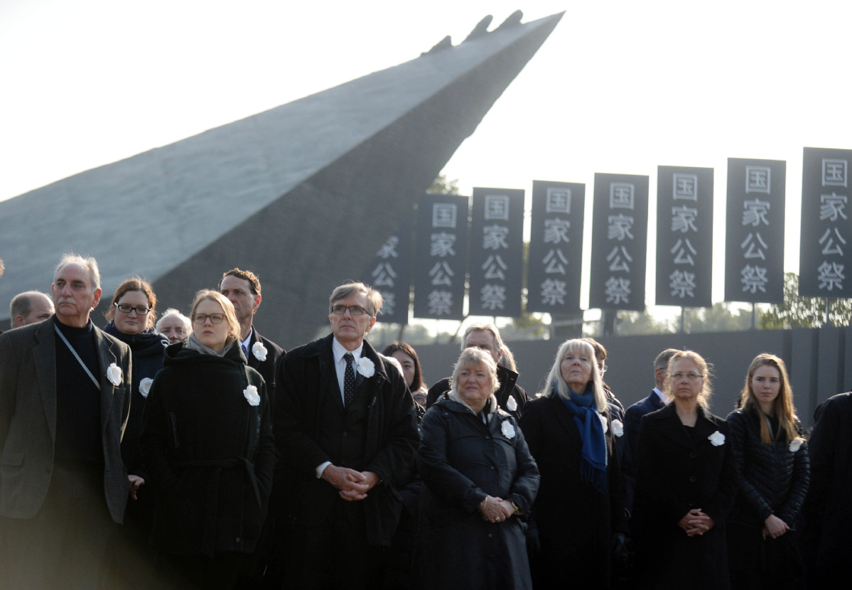 China iça bandeira a meia haste em memória das vítimas do Massacre de Nanjing