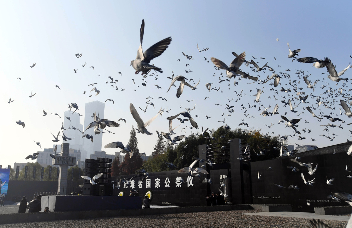 China iça bandeira a meia haste em memória das vítimas do Massacre de Nanjing