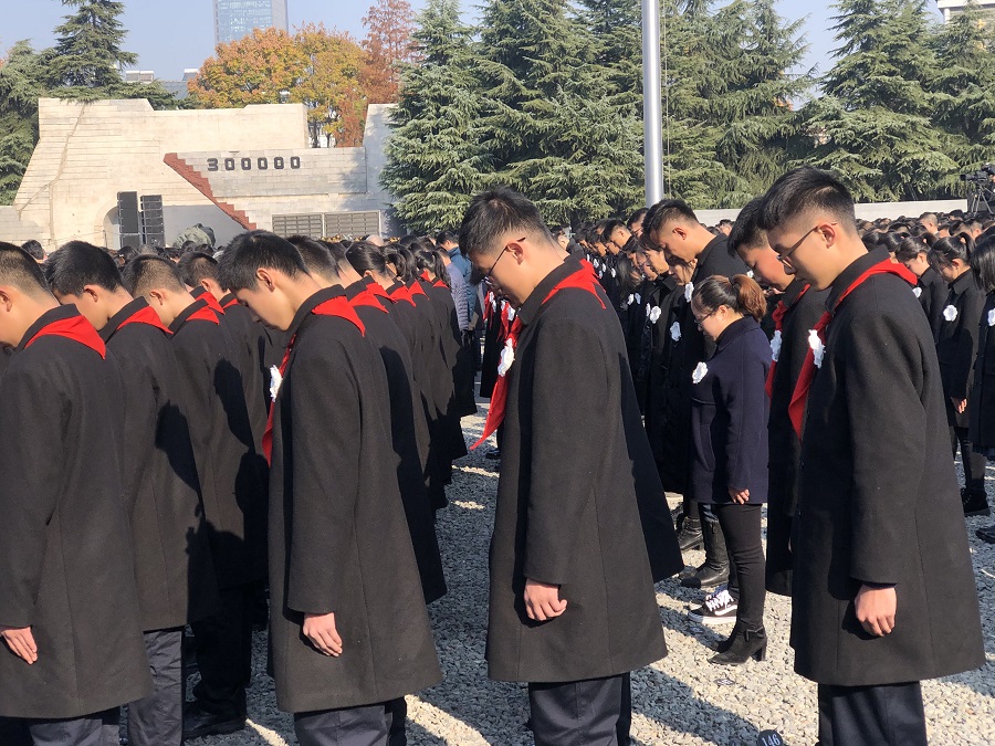 China iça bandeira a meia haste em memória das vítimas do Massacre de Nanjing