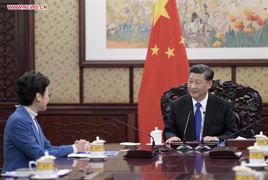 Xi reúne-se com chefe do Executivo de Hong Kong