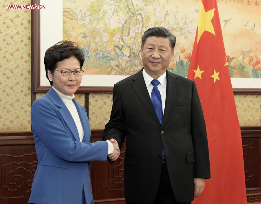 Xi reúne-se com chefe do Executivo de Hong Kong
