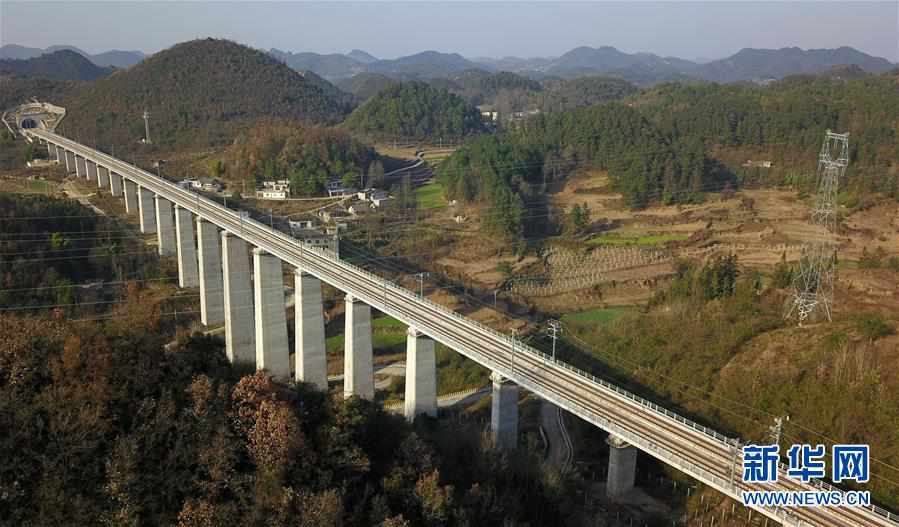 China inaugura primeira linha ferroviária de alta velocidade do mundo em zona montanhosa