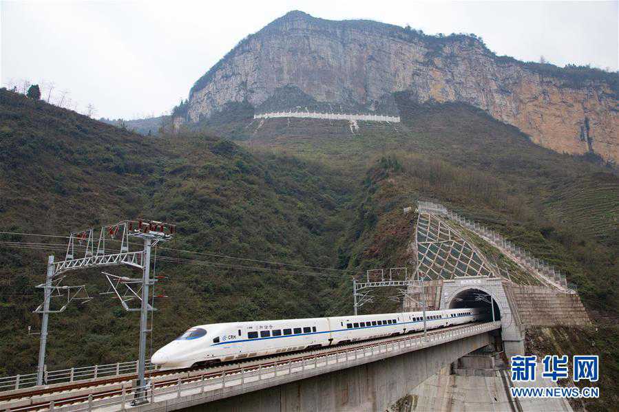 China inaugura primeira linha ferroviária de alta velocidade do mundo em zona montanhosa