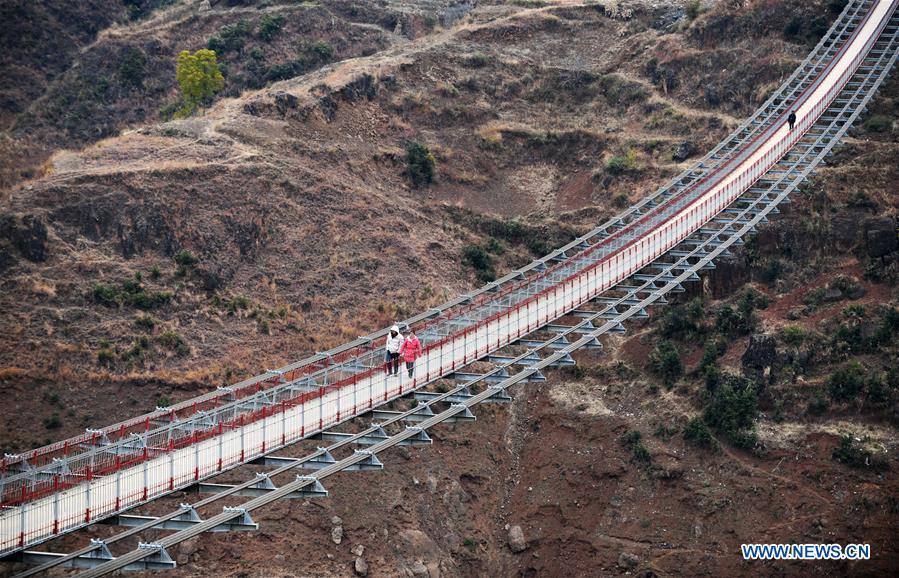 Governo local substitui teleférico por ponte sobre rio Niulan