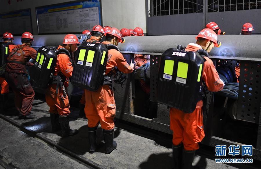 Milagre! 13 mineiros chineses salvos após estarem encurralados por mais de 80 horas