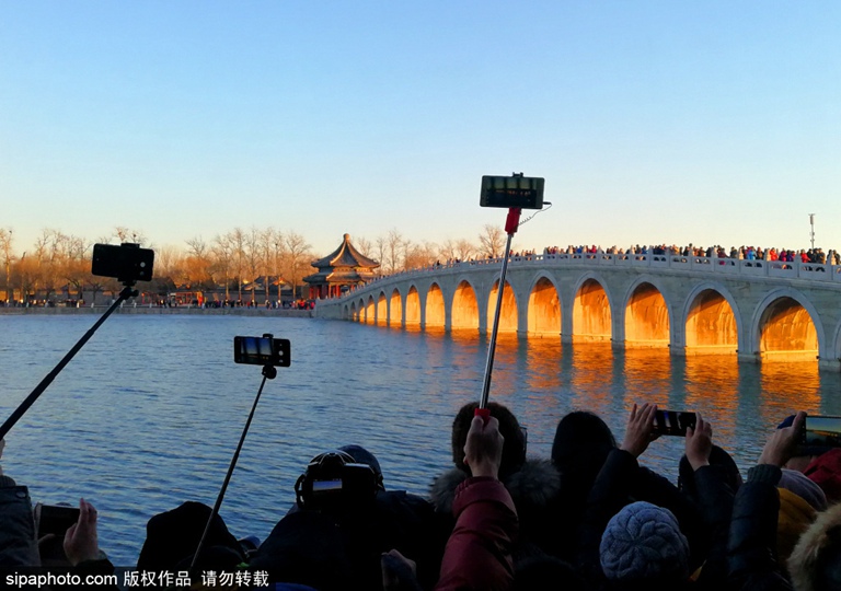 Palácio de Verão atrai fotógrafos em busca da foto perfeita da iluminação da ponte shiqikong