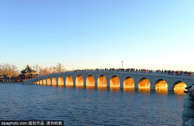 Palácio de Verão atrai fotógrafos em busca da foto perfeita da iluminação da ponte shiqikong