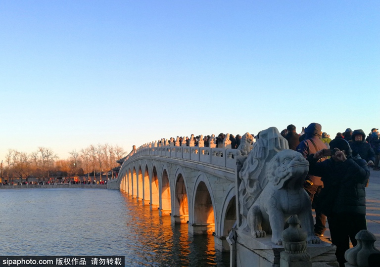 Palácio de Verão atrai fotógrafos em busca da foto perfeita da iluminação da ponte shiqikong