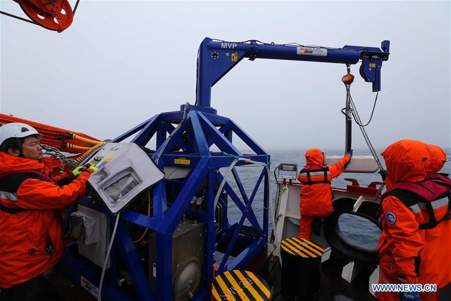 36ª Equipe de expedição antártica da China trabalham a bordo do quebra-gelo Xuelong 2