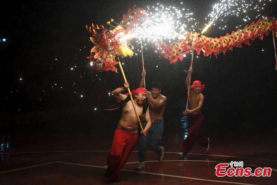 Festival de lanternas com chuva de faíscas realizado em Changsha