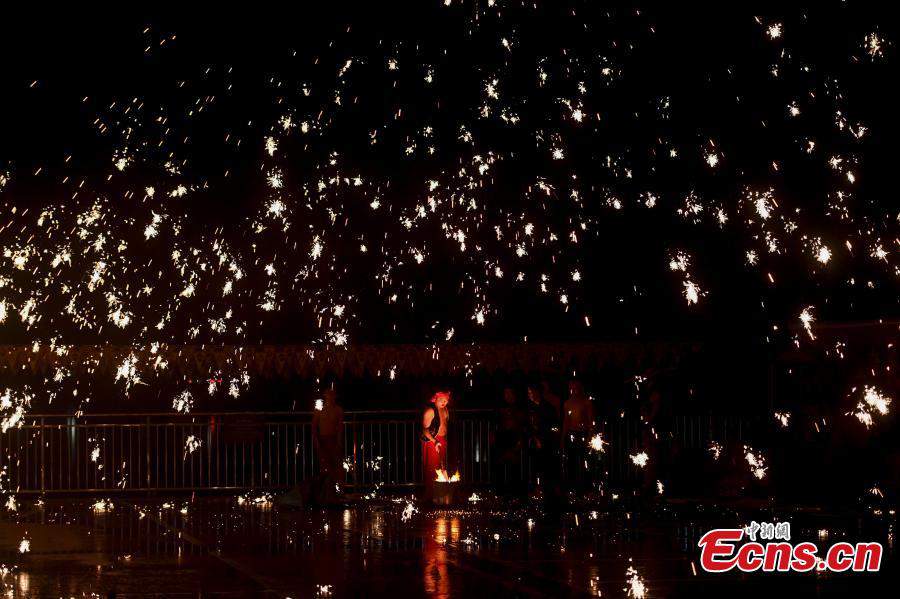 Festival de lanternas com chuva de faíscas realizado em Changsha