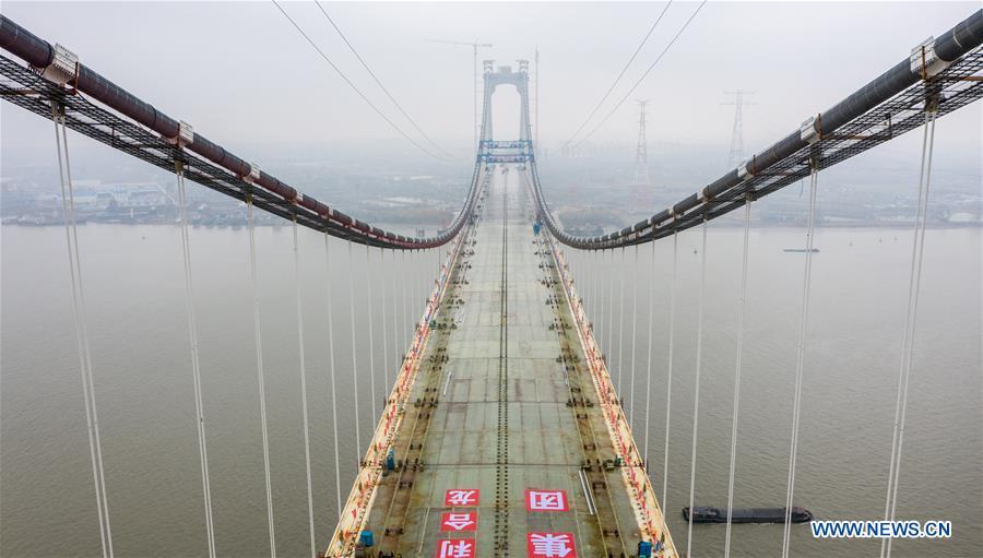 Primeira ponte suspensa com autoestrada e ferrovia da China termina primeira fase de construção