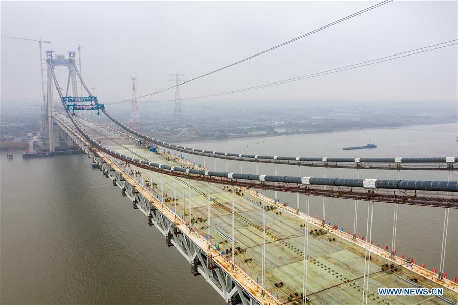 Primeira ponte suspensa com autoestrada e ferrovia da China termina primeira fase de construção