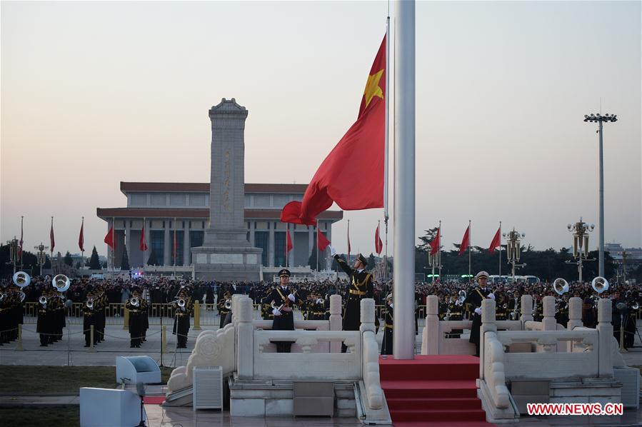 Cerimônia de hasteamento de bandeira nacional realizada na Praça de Tian’anmen