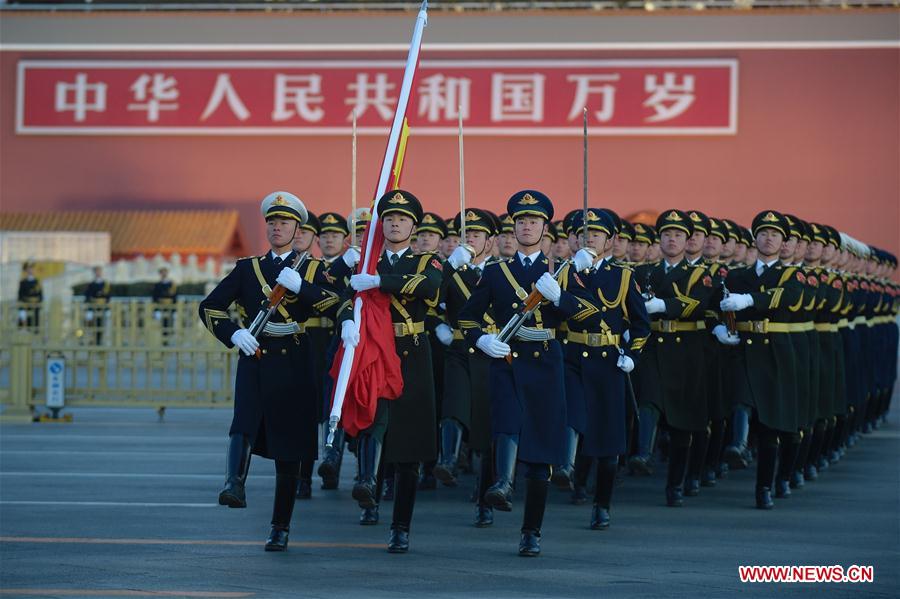 Cerimônia de hasteamento de bandeira nacional realizada na Praça de Tian’anmen