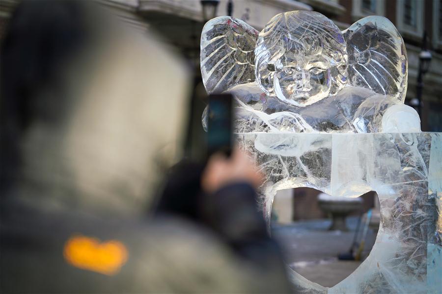 Esculturas de gelo instaladas como adornos em Harbin