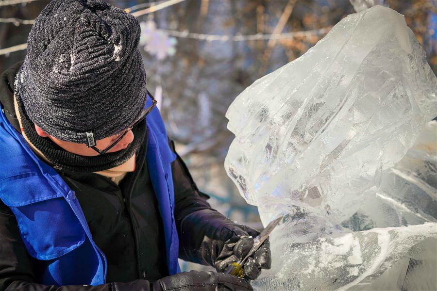 Esculturas de gelo instaladas como adornos em Harbin
