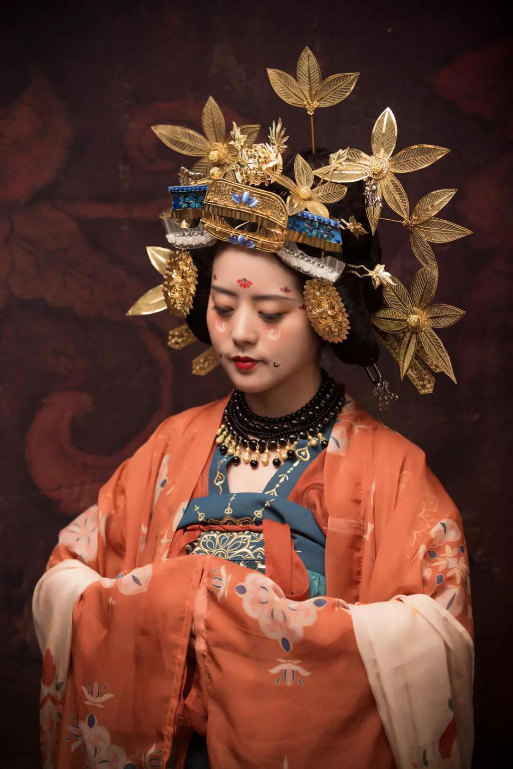 Vlogger chinesa atinge a fama após recriações artesanais de trajes da China antiga
