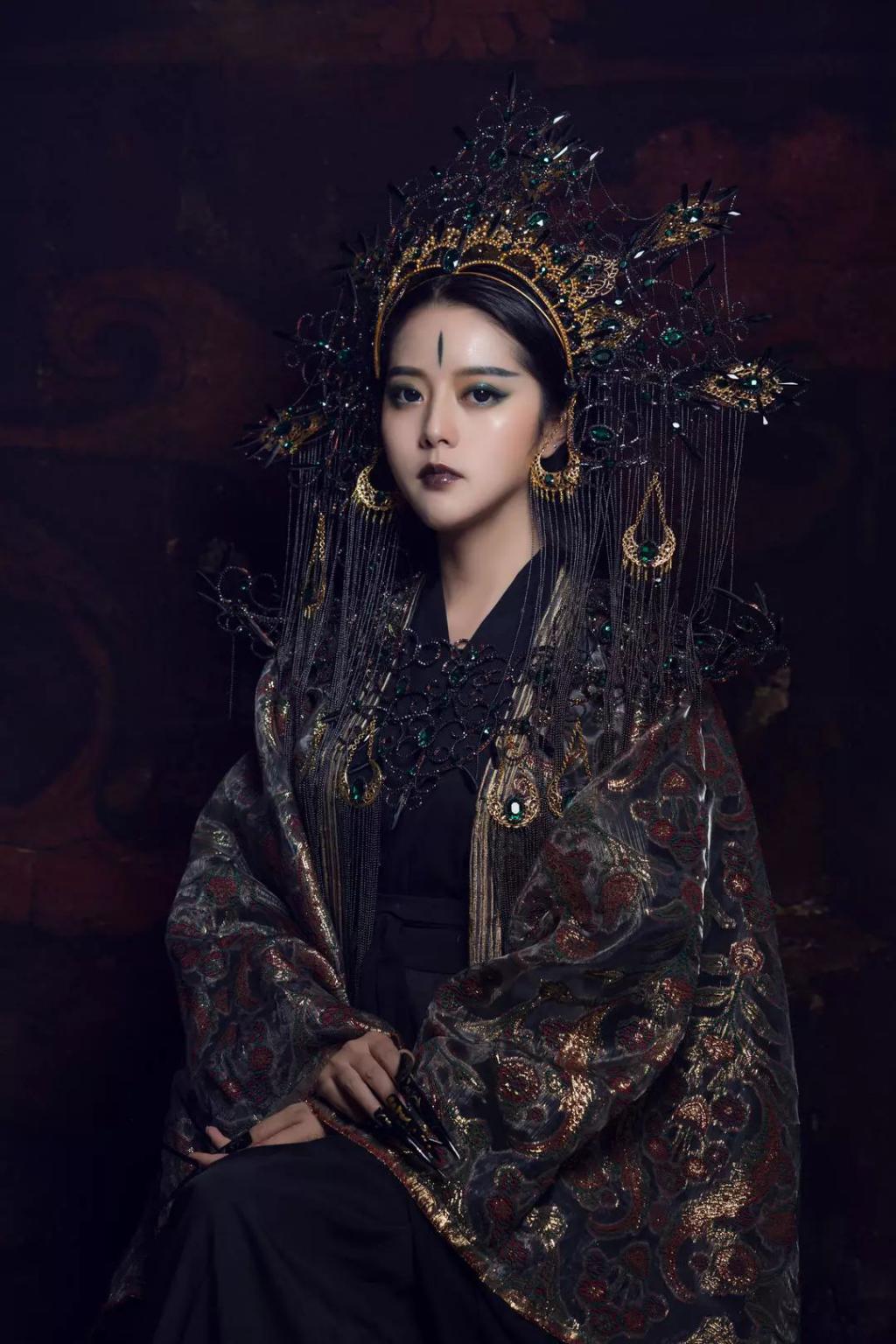 Vlogger chinesa atinge a fama após recriações artesanais de trajes da China antiga