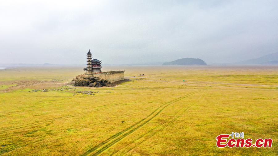 Galeria: ilhota histórica alta e seca no maior lago da China