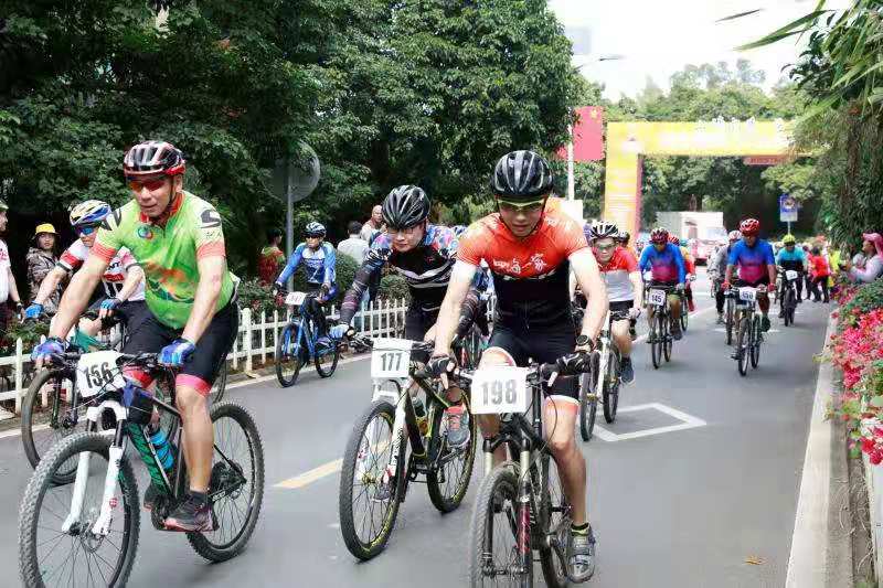 Festival de ciclismo realizado no sopé de montanha vulcânica em Haikou