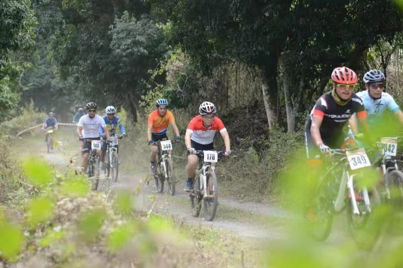 Festival de ciclismo realizado no sopé de montanha vulcânica em Haikou