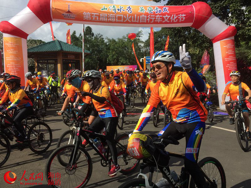 Festival de ciclismo realizado no sopé de montanha vulcânica em Haikou