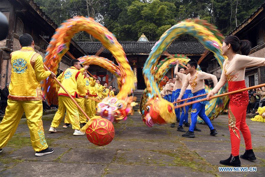 Voluntários apresentam dança do dragão e do leão para moradores em Sichuan
