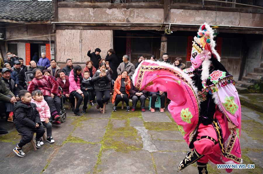 Voluntários apresentam dança do dragão e do leão para moradores em Sichuan