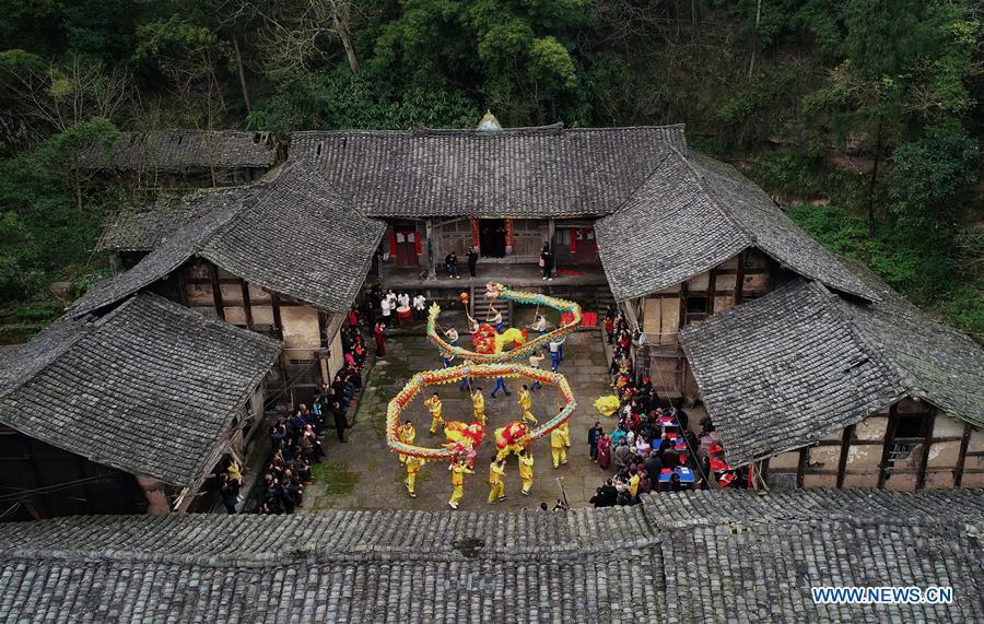 Voluntários apresentam dança do dragão e do leão para moradores em Sichuan