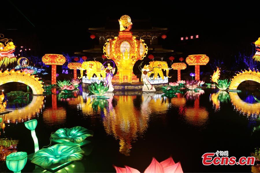 Lanternas coloridas iluminam Xi'an para celebraçar o próximo Ano Novo Chinês