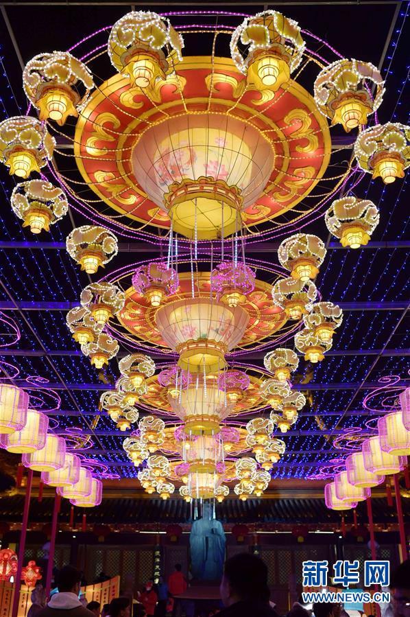 Maior festa de lanternas da China foi iniciada em Nanjing