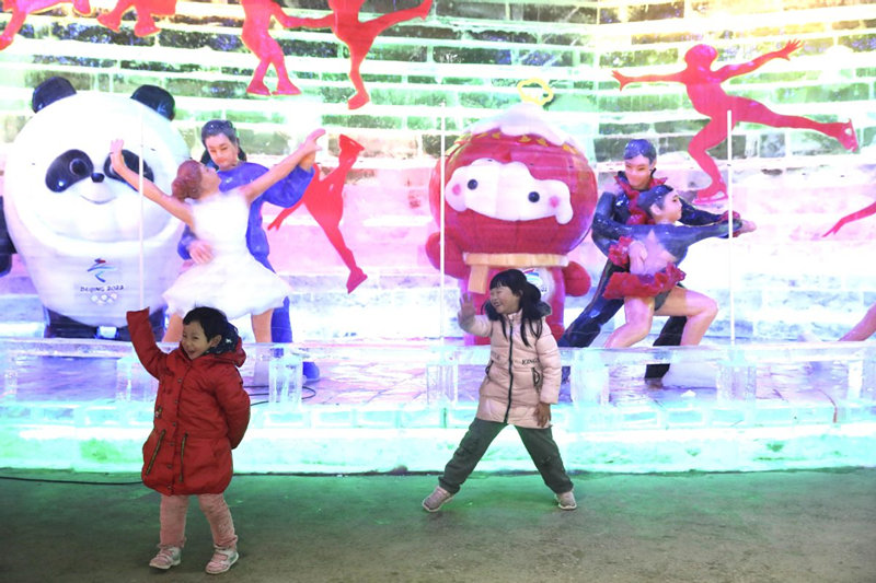 Festival de lanternas de gelo inaugurado em Yanqing