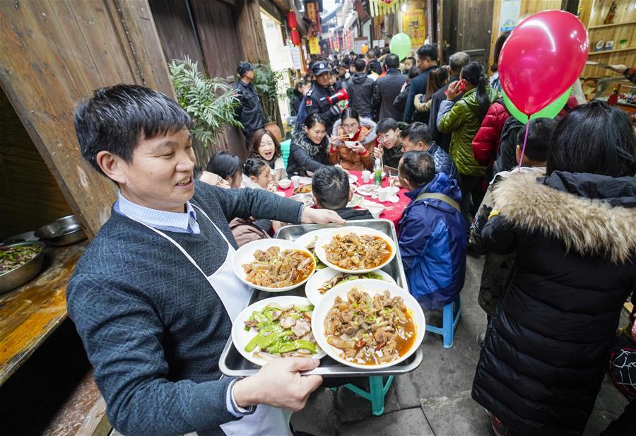 Grande banquete ao ar livre realizado em Chongqing