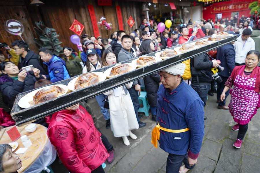 Grande banquete ao ar livre realizado em Chongqing
