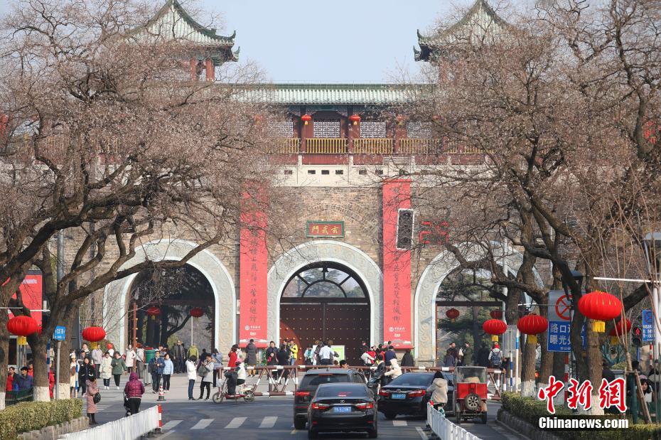 Nanjing decora portões da muralha para celebrar o Festival da Primavera