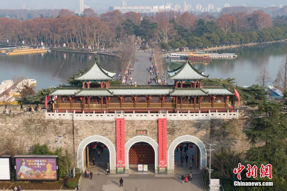 Nanjing decora portões da muralha para celebrar o Festival da Primavera