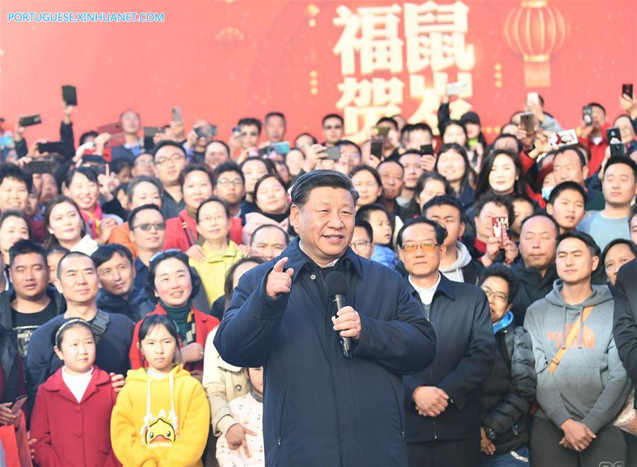Xi inspeciona feira de compras para Festa da Primavera em Kunming