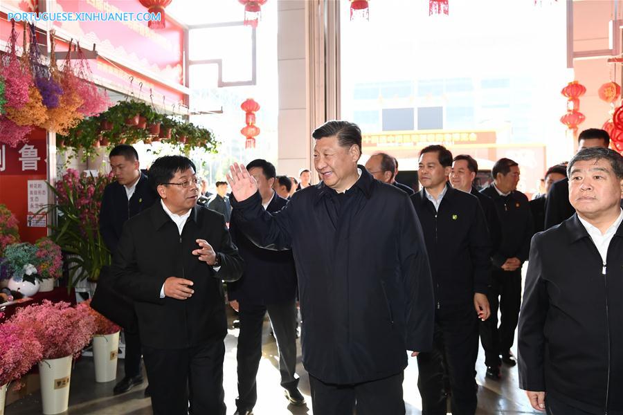 Xi inspeciona feira de compras para Festa da Primavera em Kunming